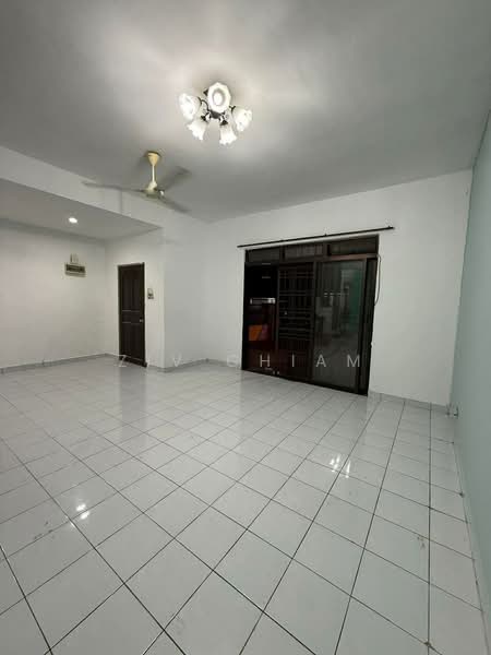 Mount Austin Mounts Austins untuk Untuk Disewa - RM 2,000 /bulan, Mac 2026 - Living Room - PropertyGuru.com.my