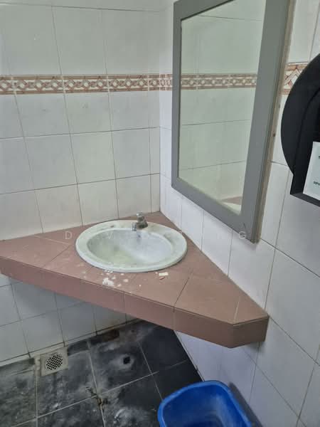 Warehouse for Rent in Jalan Ipoh (Kuala Lumpur) - David Tang - Bathroom - PropertyGuru.com.my