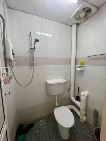 Terraced House for Rent in Island Glades (Jelutong) - CK Goh - Bathroom - PropertyGuru.com.my