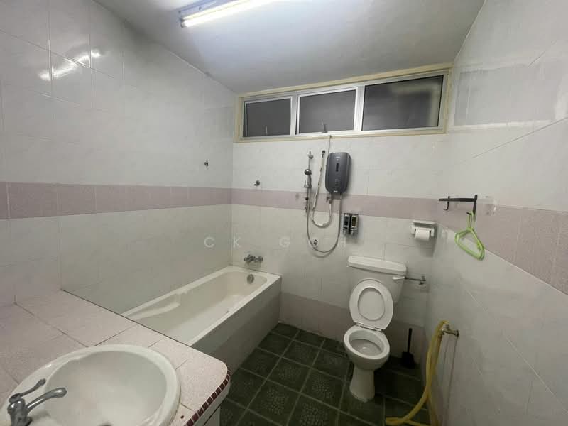 Terraced House for Rent in Island Glades (Jelutong) - CK Goh - Bathroom - PropertyGuru.com.my