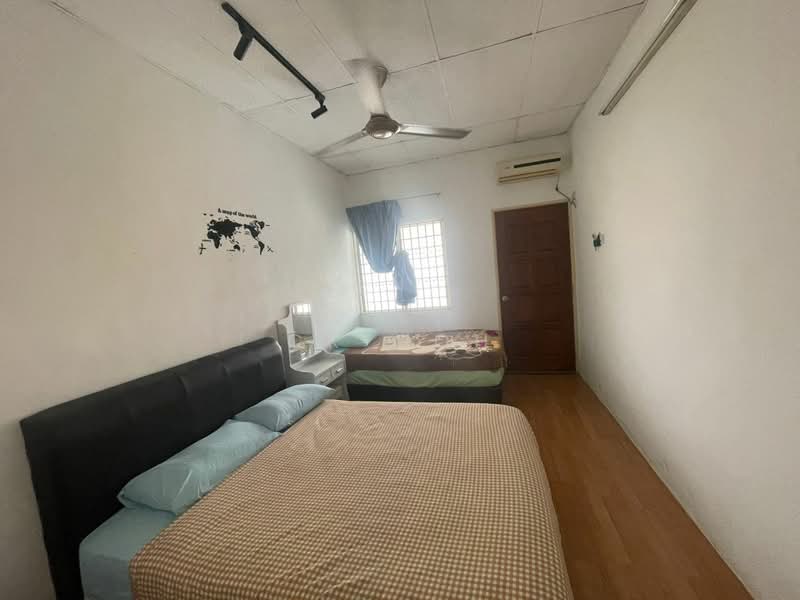Terraced House for Rent in Island Glades (Jelutong) - CK Goh - Bedroom - PropertyGuru.com.my