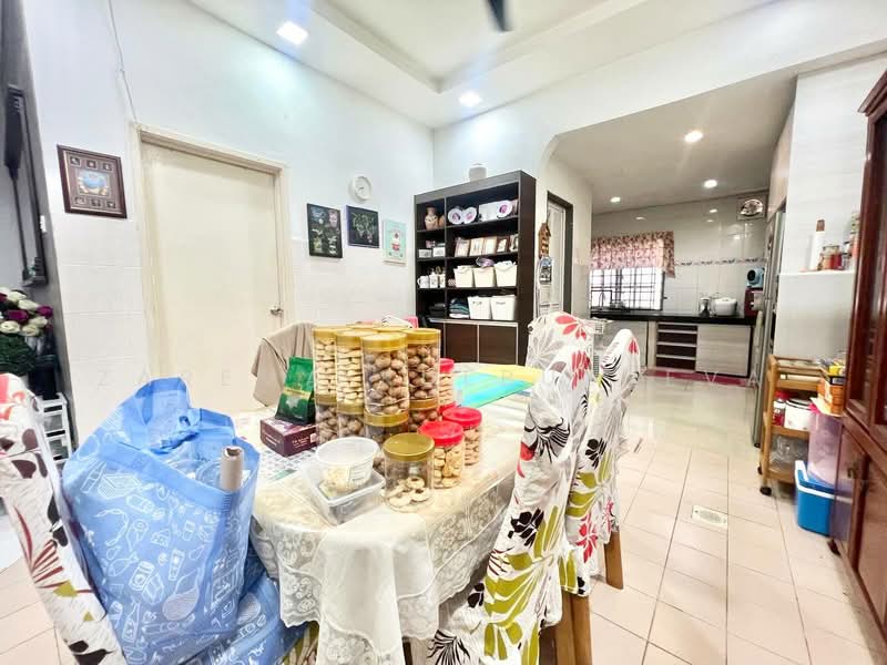 2-storey Terraced House for Sale in Taman Pelangi Semenyih (Semenyih) - Zarema Kulbuzheva - Dining Room - PropertyGuru.com.my