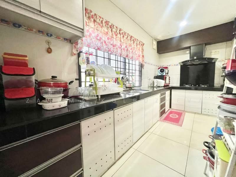 2-storey Terraced House for Sale in Taman Pelangi Semenyih (Semenyih) - Zarema Kulbuzheva - Kitchen - PropertyGuru.com.my