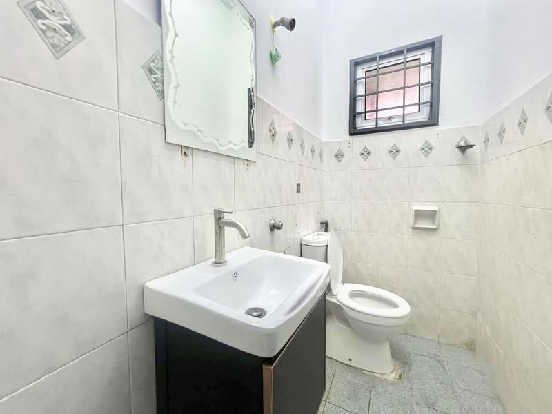 Taman Sri Haneco untuk Untuk Dijual - RM 345,000, Mac 2026 - Bathroom - PropertyGuru.com.my