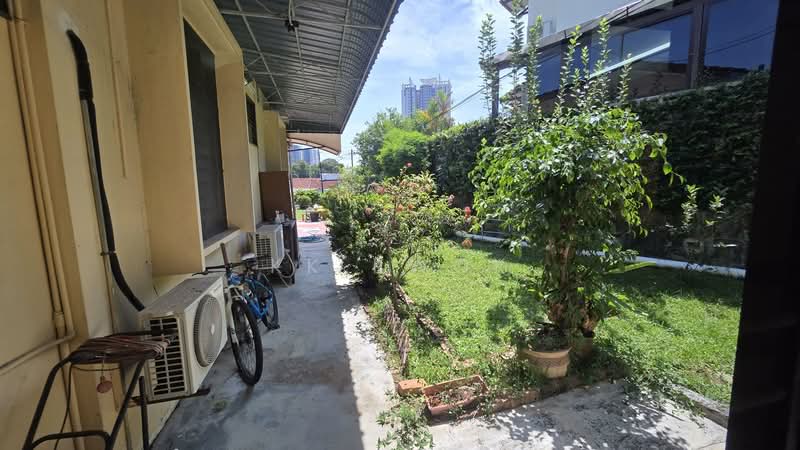 For Sale - Fettes Park Single Storey Semi-Detached Corner House.