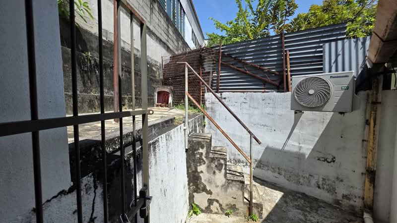 For Sale - Fettes Park Single Storey Semi-Detached Corner House.