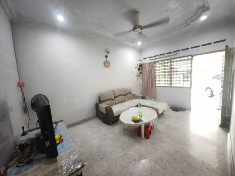 1-storey Terraced House for Sale in Taman Pertama (Ipoh) - Amie Chong - Living Room - PropertyGuru.com.my
