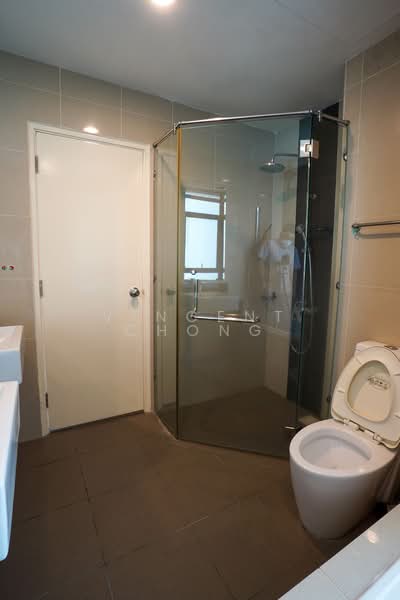 Condominium for Rent at The Peak Vista - Vincent Chong - Master Bathroom - PropertyGuru.com.my