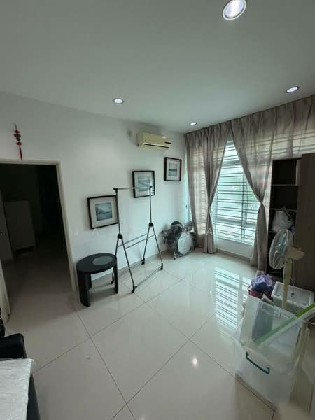 Cluster House for Sale in Taman Kempas Indah (Tebrau) - Jasca Fan - Living Room - PropertyGuru.com.my