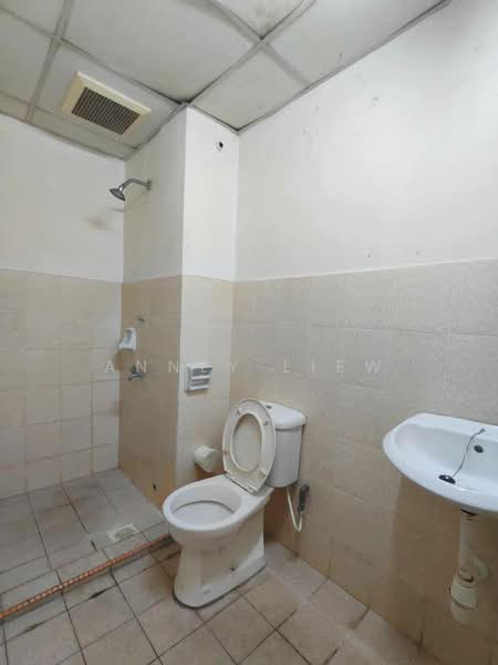 Shop / Office for Rent in Johor Bahru (Johor) - Annly Liew - Bathroom - PropertyGuru.com.my