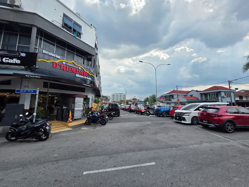 Shop for Rent in Batu Caves (Kuala Lumpur) - Eweng Poh - Exterior - PropertyGuru.com.my