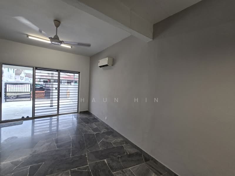 Rumah Teres 2 Tingkat untuk Dijual di BANDAR PUCHONG JAYA (Puchong) - Shaun Hin - Living Room - PropertyGuru.com.my