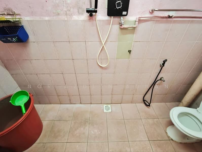 2-storey Terraced House for Sale in Taman Koperasi Cuepacs (Cheras) - Nor Azdlin Adnan - Bathroom - PropertyGuru.com.my