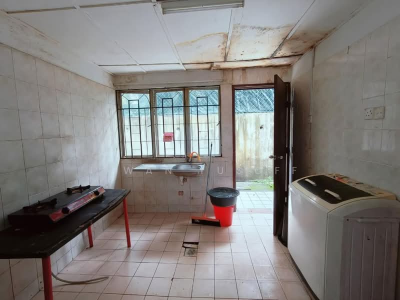 Townhouse for Sale in Seksyen 9 (Shah Alam) - Irwan Yusoff - Kitchen - PropertyGuru.com.my
