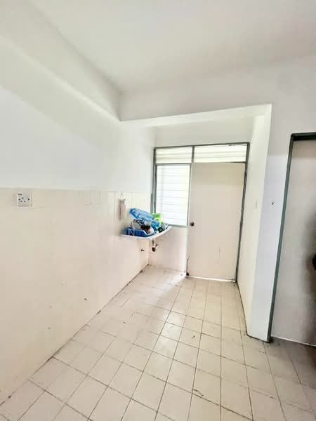 Taman Setia Rawang Flat untuk Untuk Dijual - RM 130,000, Mac 2026 - Kitchen - PropertyGuru.com.my