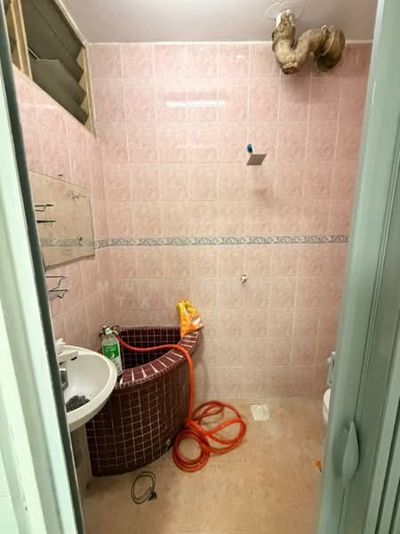 Flat for Rent at Flat PKNS Seksyen 19 - Muhammad Taufeeq - Bathroom - PropertyGuru.com.my