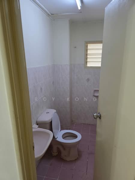 Pangsapuri Sri Alpinia untuk Untuk Disewa - RM 950 /bulan, Mac 2026 - Bathroom - PropertyGuru.com.my