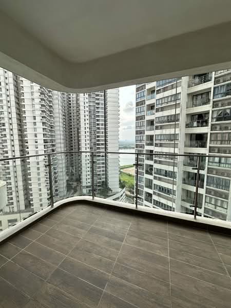 Kondominium untuk Dijual di Amberside @ Country Garden Danga Bay - Daniel Yong - Balcony - PropertyGuru.com.my