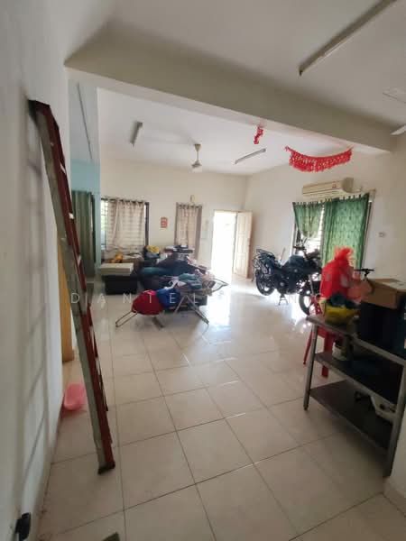 2-storey Terraced House for Sale in Taman Seri Austin (Tebrau) - Daniel Yong - Living Room - PropertyGuru.com.my
