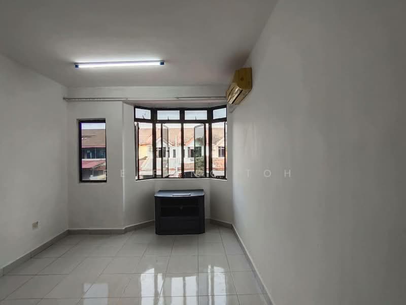 2-storey Terraced House for Sale in Taman Tan Sri Yaacob (Johor Bahru) - Ee Fong Toh - Living Room - PropertyGuru.com.my