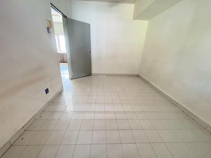 1.5-storey Terraced House for Sale in Taman Bukit Kempas (Tampoi) - Ryan Wei - Interior - PropertyGuru.com.my