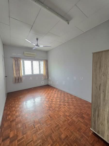 Kampung Tunku untuk Untuk Dijual - RM 850,000, Mac 2026 - Bedroom - PropertyGuru.com.my
