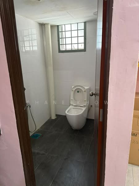 Factory for Sale in Taman Perindustrian Oug (Jalan Klang Lama (Old Klang Road)) - Shane Khow - Bathroom - PropertyGuru.com.my