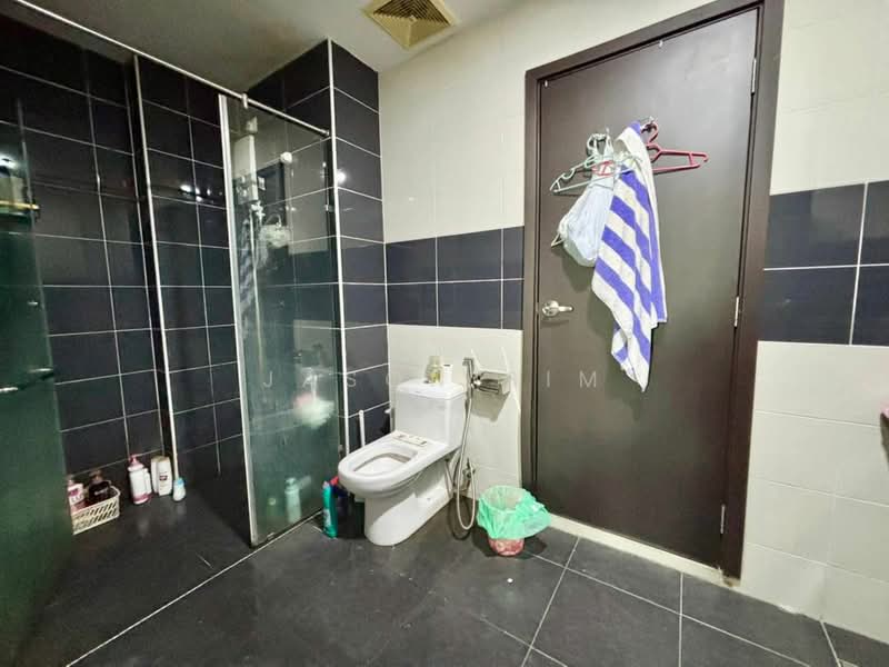 Service Residence for Sale at D'Inspire Residence (Inspira Bestari) - Jason Sim - Bathroom - PropertyGuru.com.my