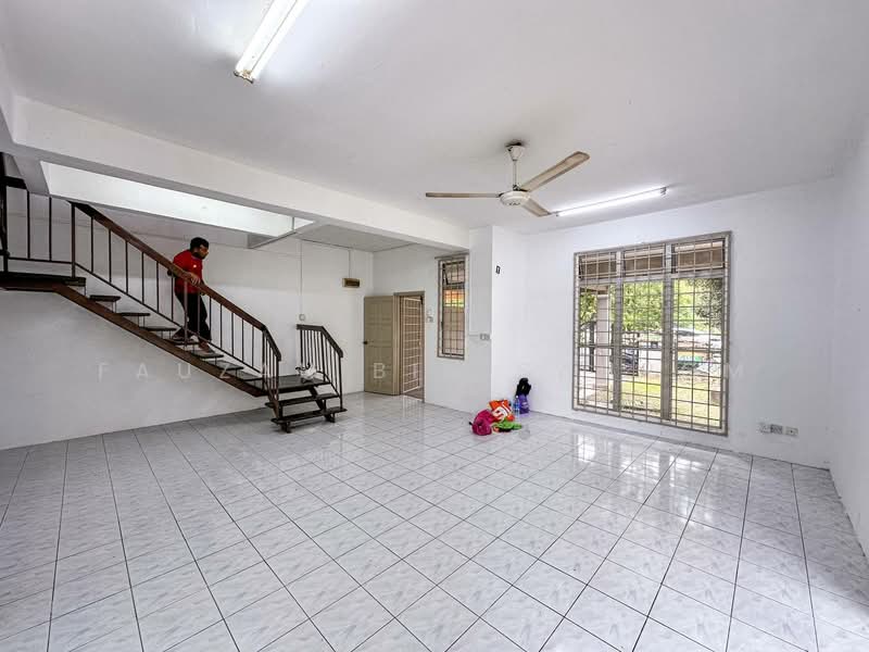 2-storey Terraced House for Sale in Taman Lestari Putra (Seri Kembangan) - Fauzan bin Sahrom - Living Room - PropertyGuru.com.my