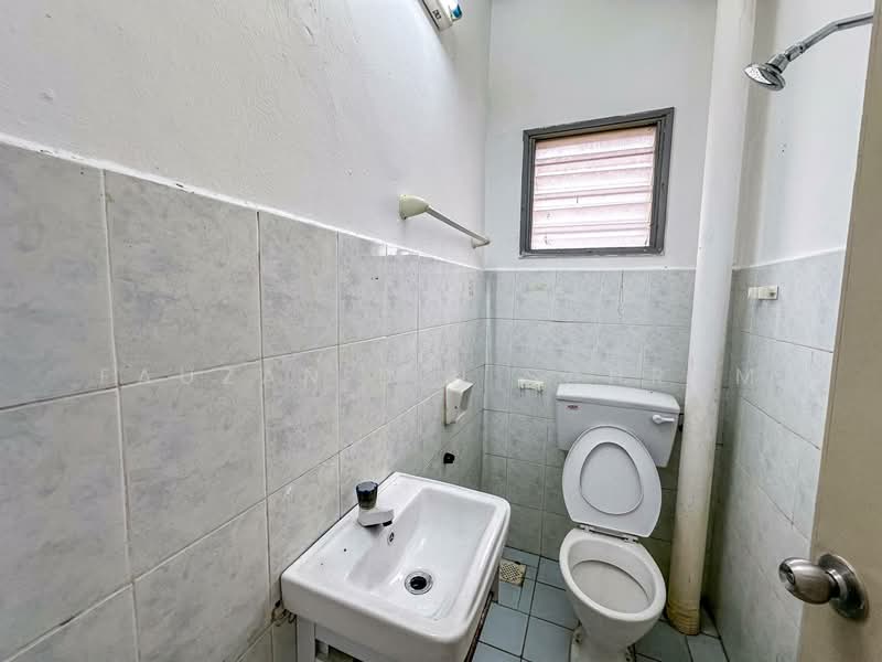 2-storey Terraced House for Sale in Taman Lestari Putra (Seri Kembangan) - Fauzan bin Sahrom - Bathroom - PropertyGuru.com.my