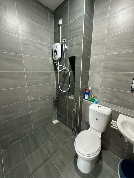 Servis Apartment untuk Disewa di 8Scape Residence @ Sutera - Alex Wong - Bathroom - PropertyGuru.com.my