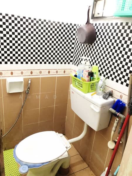 1-storey Terraced House for Sale in Taman Pinggiran Senawang (Sungai Gadut) - Ahmad Zikrul - Bathroom - PropertyGuru.com.my