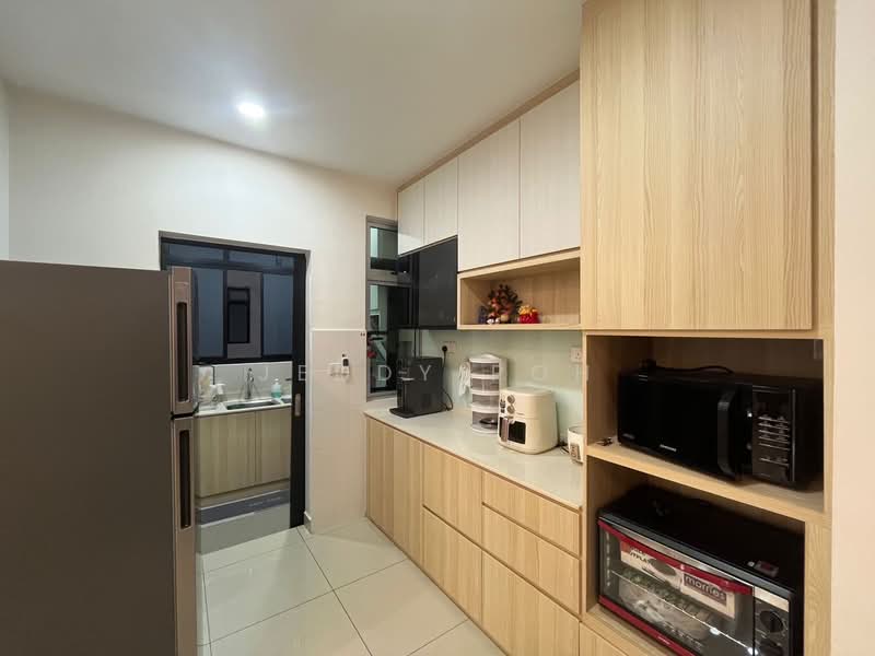 Service Residence for Sale at Meridin Bayvue Serviced Apartment - Jeddy Poh - Kitchen - PropertyGuru.com.my
