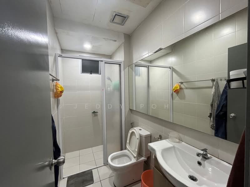 Service Residence for Sale at Meridin Bayvue Serviced Apartment - Jeddy Poh - Bathroom - PropertyGuru.com.my