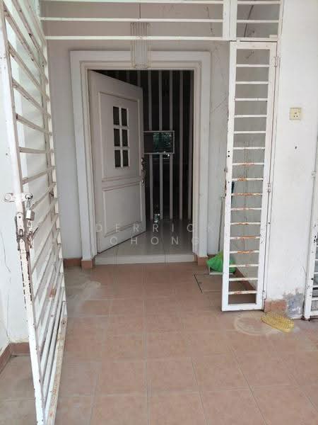 Rumah Teres 2-Tingkat untuk Dijual di Puchong (Selangor) - Derrick Chong - Entrance - PropertyGuru.com.my