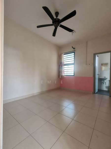 2-storey Terraced House for Sale in Bandar Tiram (Ulu Tiram) - Jemie . - Interior - PropertyGuru.com.my