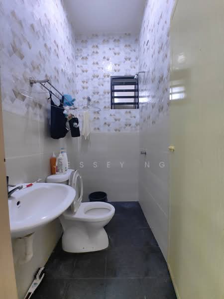 Semi-Detached House for Sale in Bandar Lahat Mines (Lahat) - Jessey Ng - Bathroom - PropertyGuru.com.my