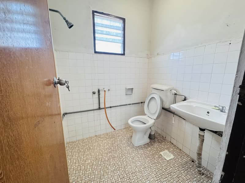 Taman Daya untuk Untuk Dijual - RM 599,000, Mac 2026 - Bathroom - PropertyGuru.com.my