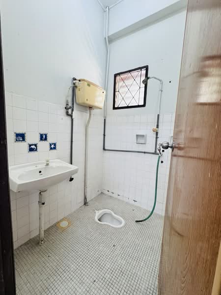 Taman Daya untuk Untuk Dijual - RM 599,000, Mac 2026 - Bathroom - PropertyGuru.com.my