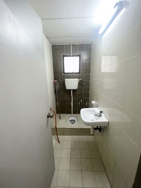 Shop / Office for Sale in Bandar Putra Permai (Seri Kembangan) - Wei Liew - Bathroom - PropertyGuru.com.my