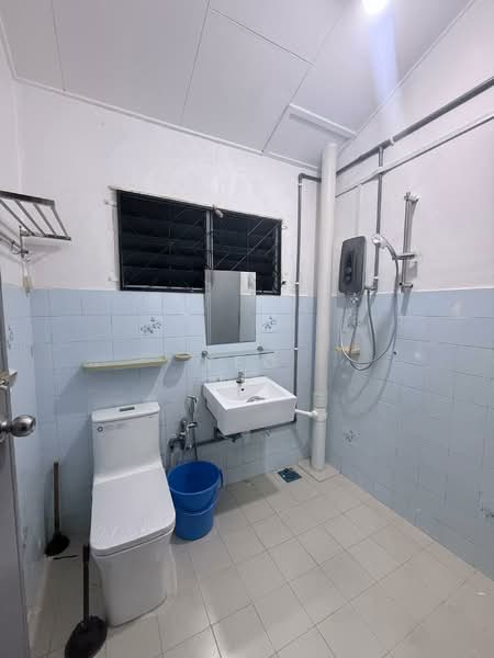 Taman Johor Jaya untuk Untuk Disewa - RM 2,100 /bulan, Mac 2026 - Bathroom - PropertyGuru.com.my