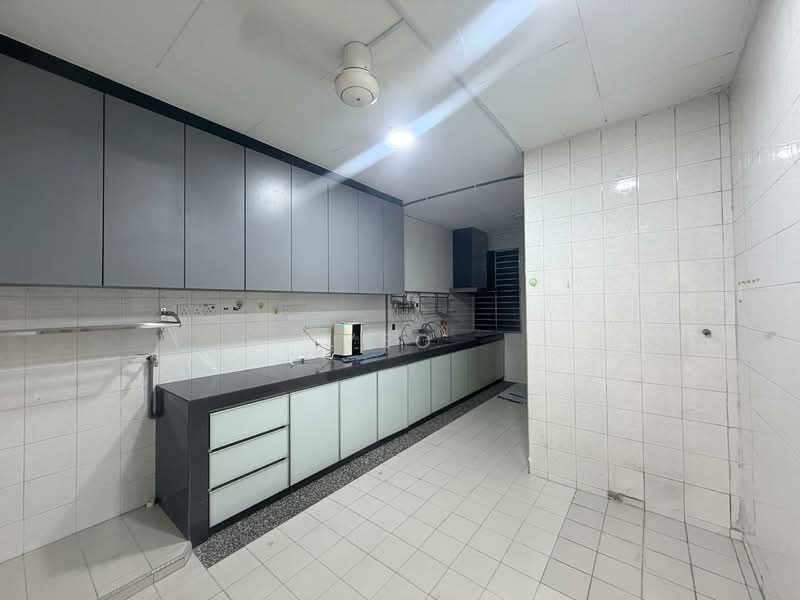 Taman Johor Jaya untuk Untuk Disewa - RM 2,100 /bulan, Mac 2026 - Kitchen - PropertyGuru.com.my