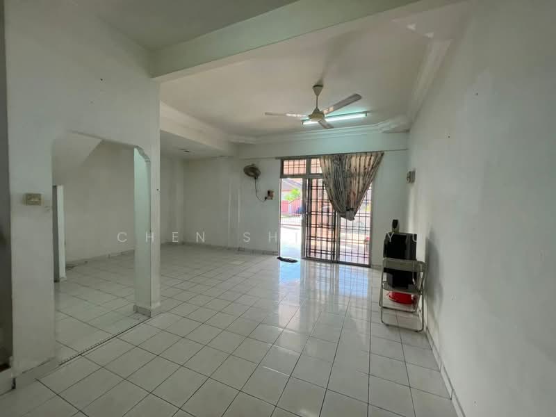 2-storey Terraced House for Sale in Taman Putri Kulai (Kulai) - Chen Shieh Yu - Living Room - PropertyGuru.com.my
