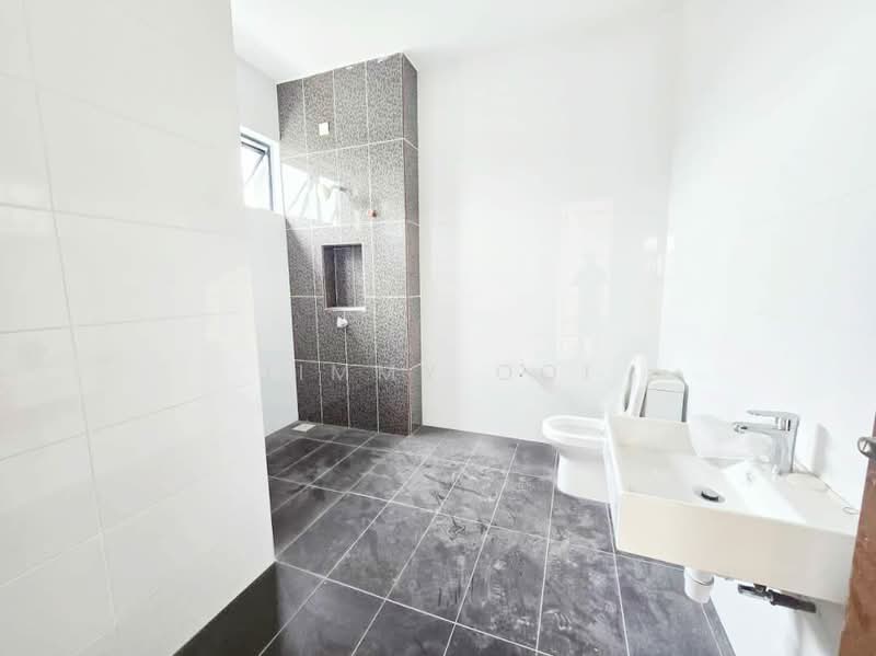 Taman Senai Utama untuk Untuk Dijual - RM 880,000, Mac 2026 - Bathroom - PropertyGuru.com.my