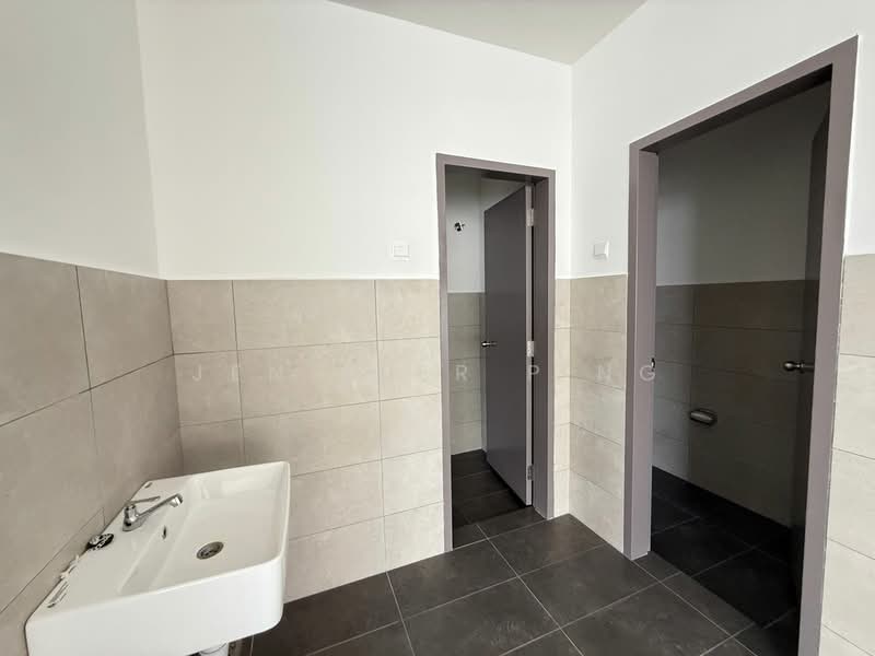 Semi-D Factory for Sale in Klang (Selangor) - Jeniffer P'ng - Bathroom - PropertyGuru.com.my