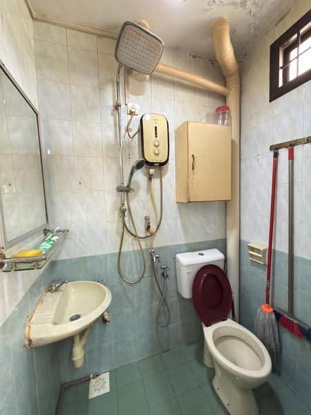 2-storey Terraced House for Sale in Taman Johor Jaya (Johor Bahru) - Lisa Yeo - Bathroom - PropertyGuru.com.my