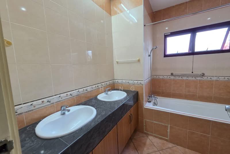 Semi-Detached House for Sale in Kelana Jaya (Petaling Jaya) - CH Ng - Bathroom - PropertyGuru.com.my