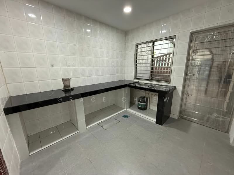 Taman Mount Austin untuk Untuk Disewa - RM 1,800 /bulan, Mac 2026 - Kitchen - PropertyGuru.com.my