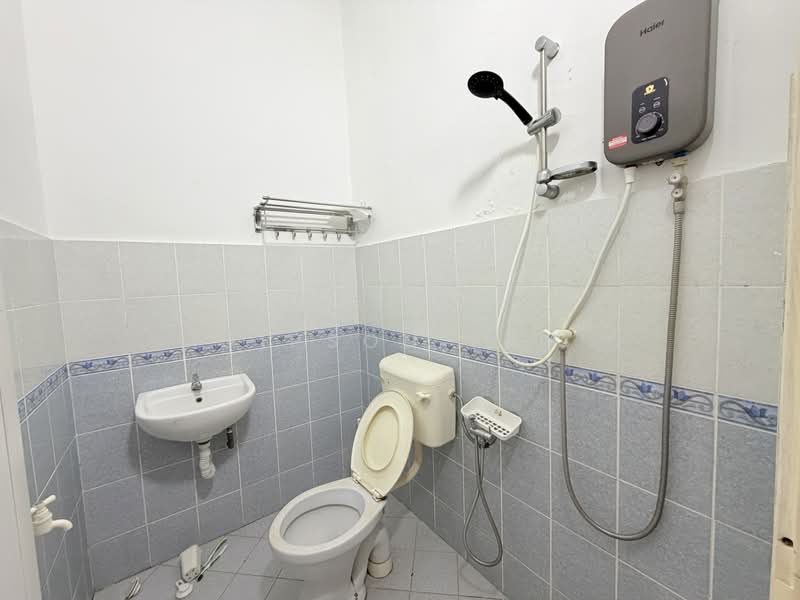 1-storey Terraced House for Sale in Batu Pahat (Johor) - Gipson Lay - Bathroom - PropertyGuru.com.my