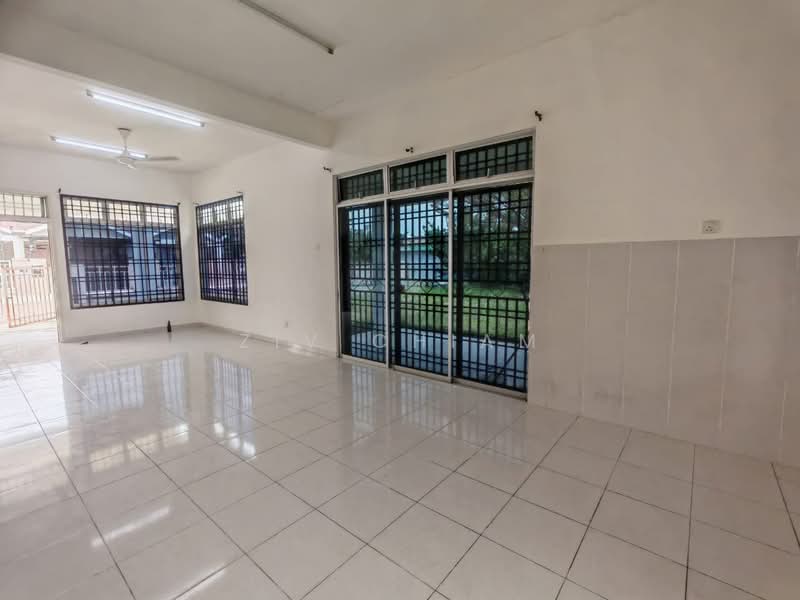 1-storey Terraced House for Sale in Pulai (Johor) - Ziv Chiam - Living Room - PropertyGuru.com.my